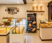 蛋糕店招.全能師傅工資5000--8500，面包師傅工資4000--5500