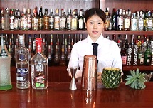 【佛山展翅調(diào)酒咖啡西點(diǎn)培訓(xùn)學(xué)?！颗{(diào)酒師燕子
